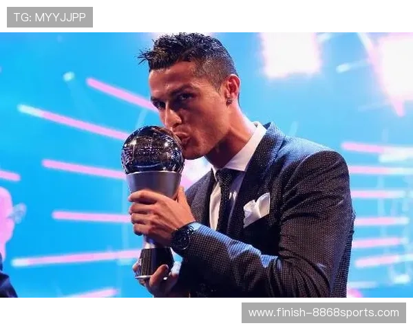 足球女主持人遭球星亲吻引发热议现场气氛一度失控