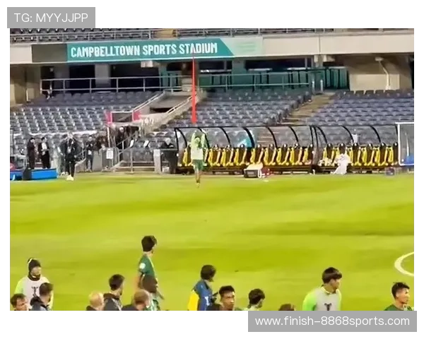 足球球星下车瞬间引发热议球迷疯狂围观现场场面极其火爆